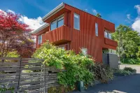 Wharekaretu Holiday Home Hotels in Cathedral Hill