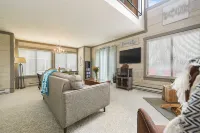 Charming Hidden Valley Retreat with New Hot Tub Spa, Wood Stove, Sauna & Jacuzzi