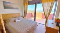 Minimalist, new condo with beautiful sea and mountain views Hotels in der Nähe von Evnardio