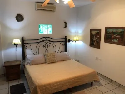 Great location 2 blocks from the beach. Отели рядом с достопримечательностью «Парк Ла Лагуна»