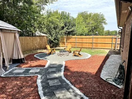 Cozy Hollyberry!  With backyard getaway! Отели рядом с достопримечательностью «Харди Альмон Соссер Комплекс»