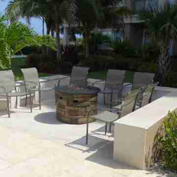 3 bedroom ocean view condo located on Eagle Beach Hotel Exterior