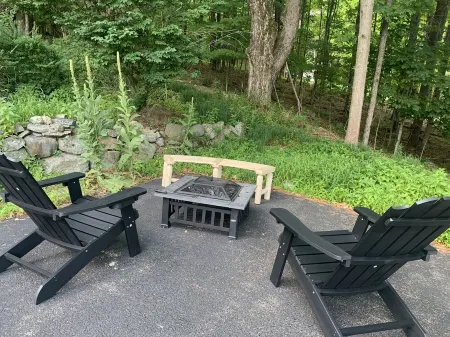Adirondack cabin w/ large deck & outdoor grill