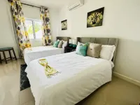 Cozy Seaside Condo Perfect for a Relaxing Getaway のホテル