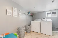 Tropical Home with Pool/Spa, BBQ, Fire pit. Family fun!