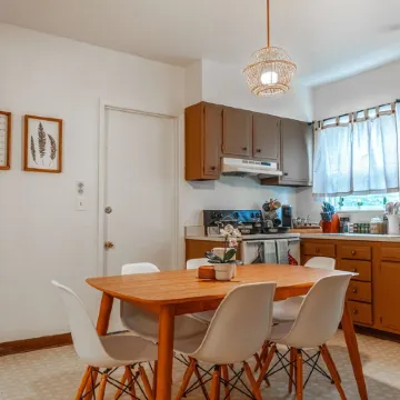 East Rock Gem: 5 min to Yale, King Bed, Fast WiFi & Parking Отели в г. Нью-Хейвен