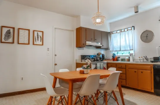 East Rock Gem: 5 min to Yale, King Bed, Fast WiFi & Parking Отели рядом с достопримечательностью «Connecticut Children's Museum»