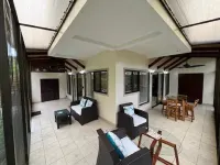 Beautiful 2bd 2 ba villa w/lush yard, gated community 15 min from Manuel Antonio
