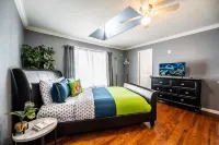 Mega House: 7 bed 3 bath! King & Queen beds!