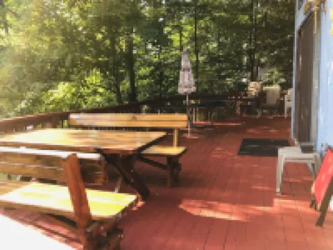 Spacious 5 BR/3 BA Pocono Chalet game room in the Hideout 萊克酒店