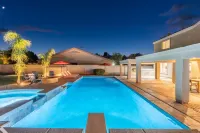 The Cardinal Walk to Stadium Pool Spa Sportcourt - Jacuzzi