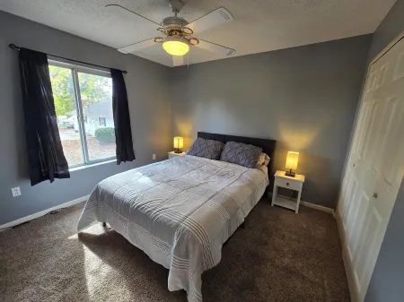 Lake Front home Sleeps 10 Overlooking deck for perfect lake views & a coffee bar