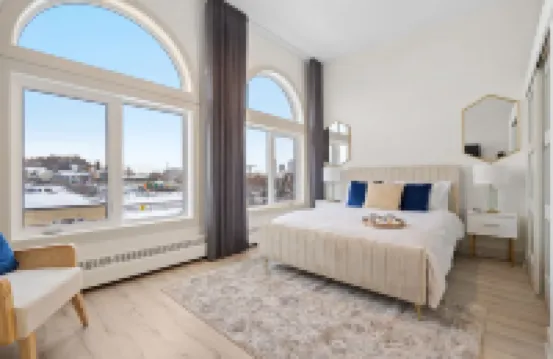 Upscale Historic Loft | TOP FLOOR | Downtown | Free Parking