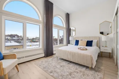 Upscale Historic Loft | TOP FLOOR | Downtown | Free Parking