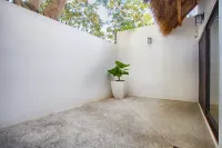 Brand new modern home w pool- perfect for groups