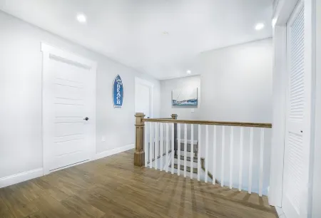 Prime PPB location, steps to all the restaurants, shops, 5 blocks to the beach!