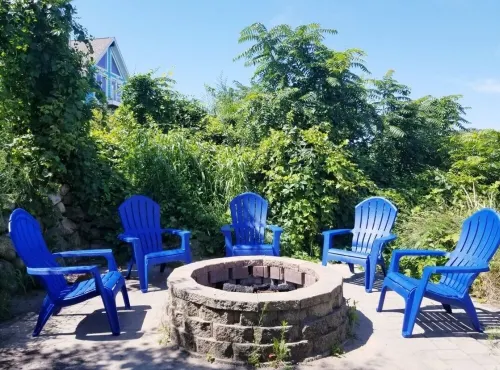 1 Block to Beach with Lake Views, Fire Pit & Room for 21. Spacious and Private