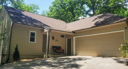 Enjoy the Beautiful Scenery and Tranquil Waters of Lake Chickasaw Отели в г. Чероки