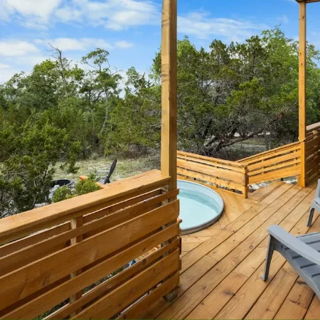 Cute clean cabin with views, hot tub, deck, grill - near Waco, TX