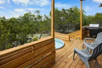 Cute clean cabin with views, hot tub, deck, grill - near Waco, TX