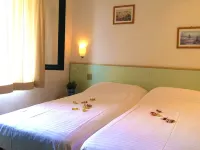 Directly on the lake with terrace Hotels in Idro