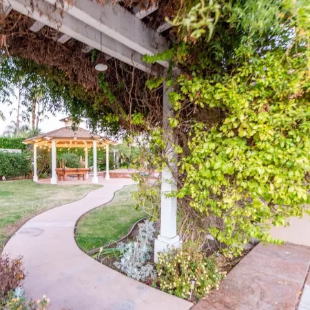 Private Resort style villa at San Diego-heated salt pool-Hot Tub-86" TV