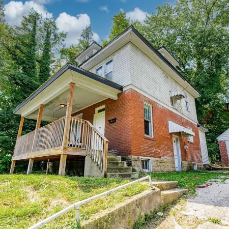Awesome House, 5 minutes to DT, 2 miles to Stadium and Ruby Memorial!