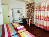 Executive Wide Living Rm APT | 2 km away from town  호텔
