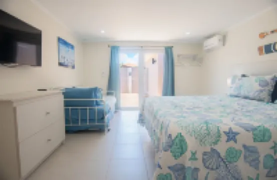 Dream Getaway in Palm Beach - pool, walk to beach, nightlife & restaurants.