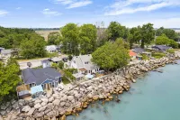Cozy waterfront cottage