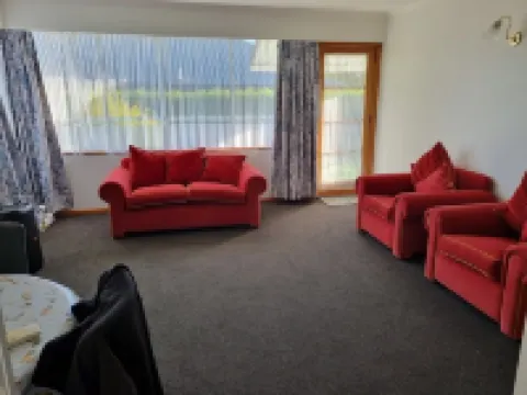Cosy and Warm.  Centrally located to all Invercargill has to offer.