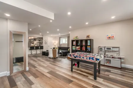 Chateau Jan - Walkout Apartment on 2.65 Acres (Child Friendly) Отели в г. Беквит