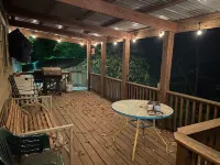 “Iris Cottage” - Cozy Cabin that Sleeps 10