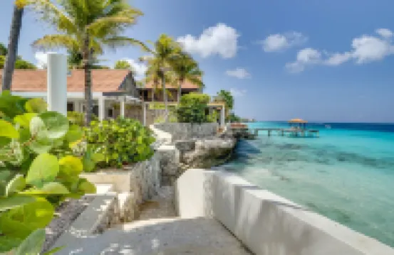 Oceanfront with private beach - 4 bedrooms, 4 bathrooms