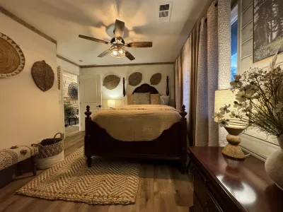 Rustic Solitude 5Bdr/4Bth/2940 sqft Luxury Lodge Hotels near Trinity United Presbyterian Church