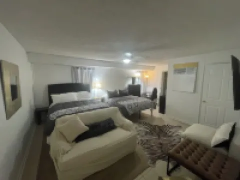 Entire Private Apartment, 2 Queens, Kitchen, Laundry Room, Large Dining Table