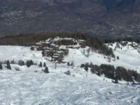 Ski in, ski out, from the bed onto the board..... Living right in the ski area at 2000m