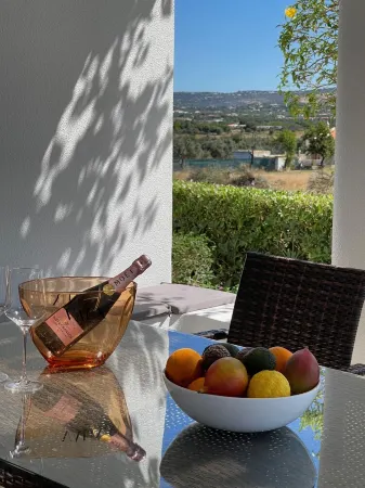 Calm holiday apartment with direct pool access in green & quiet surrounding. Отели рядом с достопримечательностью «Пляж Фалезия»