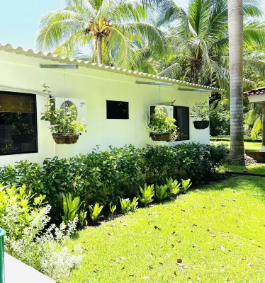 Snorkel beach, kayak and paddle board on white sand paradisiacal beach just 2min Hotels in 