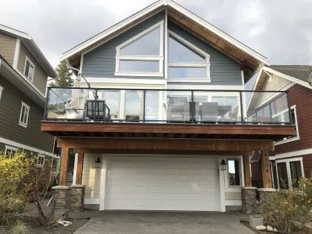 Majestic Mountainside cottage on Lake Okanagan