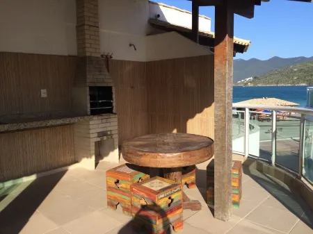 Beautiful Penthouse TerracePrivate BBQ, AR, Cable TV, WiFi, Beach View Отели рядом с достопримечательностью «Praia dos Anjos»