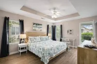 Welcome to Seashells and Sandtraps! The Perfect Oak Island Home w/ Golf Cart! Hotel a Caswell Beach