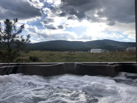 Mountain Views. Hot Tub. Fireplace. Minutes from the slopes