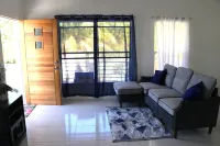 Charming 1-bedroom apt with AC and WiFi in Clarkescourt Bay near to the Marina. Hotels in Petit Calivigny