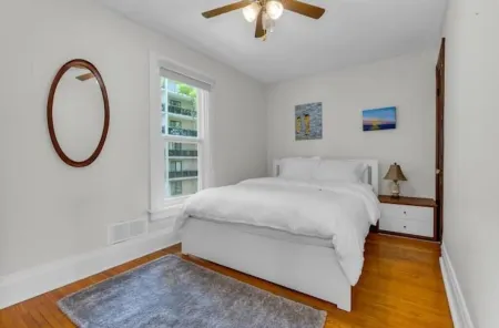 Cheerful Entire Townhome 3 Bedrooms 2 Parking Отели рядом с достопримечательностью «Nathaniel Dett Memorial Chapel British Methodist Episcopal Church»