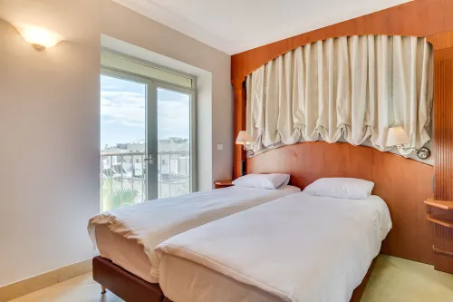 Fabulous Kosher Apartment 3 BR + Den in Amazing Central Location!!