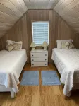 Pa Willie’s - Locally owned historic cottage conveniently located with dock.