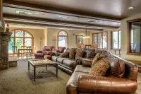 Red Hawk Lodge by Summit County Mountain Retreats فنادق في Dillon