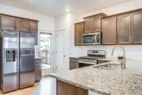 17 Mi to Denver Zoo: Family-friendly Aurora Home