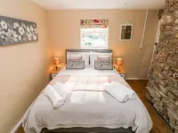 Cobwebs Hotels in Kilgetty